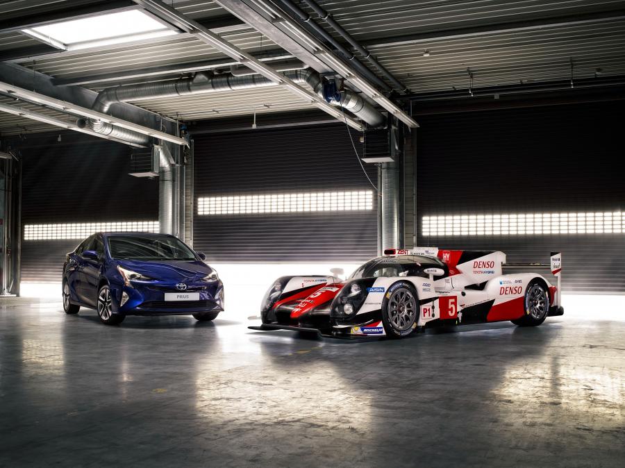  Toyota TS050 Hybrid 2016 года  (фото 15 из 27)